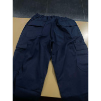 CALÇA AZUL COM INEM BORDADO NUMA PALA 