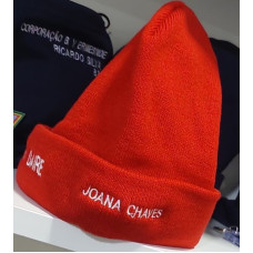 GORRO BORDADO COM CORPORAÇÃO À FRENTE E NOME DE LADO  