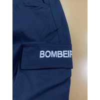 CALÇA AZUL COM BOMBEIROS BORDADO NUMA PALA 