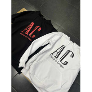 SWEAT COM CAPUCHO ESTAMPADA COM EMBLEMA NA FRENTE