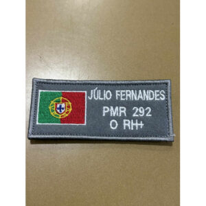 NOME BORDADO DE VELCRO C/ MEDIDAS 9CM X 4CM - C/BANDEIRA, NÚMERO DE PMR E GRUPO