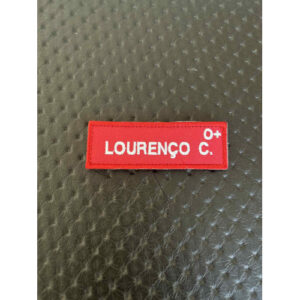 NOME BORDADO DE VELCRO COM GRUPO SANGUINEO NO CANTO SUPERIOR