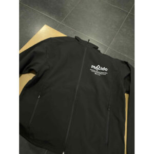 SOFTSHELL ESTAMPADO COM EMBLEMA NA FRENTE APENAS