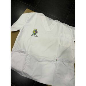 TÚNICA CIRÚRGICA BRANCA PERSONALIZADA COM LOGOTIPO NA FRENTE