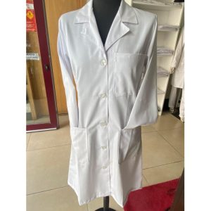 BATA BRANCA DE APERTAR Á FRENTE - MODELO FEMININO