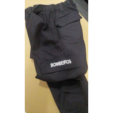 CALÇA PRETA BORDADA COM BOMBEIROS NUMA PALA