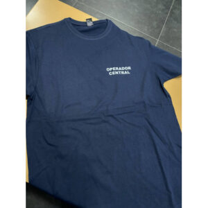 T-SHIRT ESTAMPADA COM OPERADOR CENTRAL E ATRÁS CORPORAÇÃO