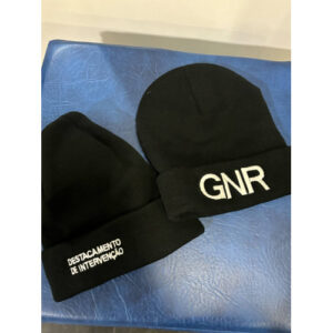 GORRO BORDADO COM GNR E DESTACAMENTO DE INTERVENÇÃO DE LADO