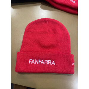 GORRO BORDADO COM FANFARRA E NOME DE LADO