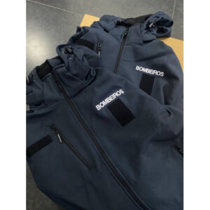 SOFTSHELL DOS BOMBEIROS C/CAPUCHO COM CORPORAÇÃO - LETRAS SEM REBORDO BRANCO