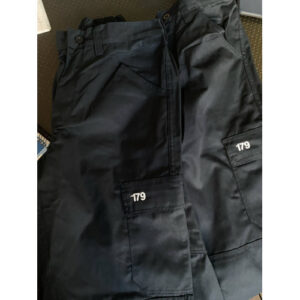 CALÇA AZUL COM NÚMERO BORDADO NUMA PALA