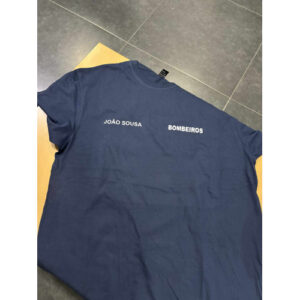 T-SHIRT DOS BOMBEIROS ESTAMPADA COM NOME E EMBLEMA DE OSEAS - AERÓDROMOS