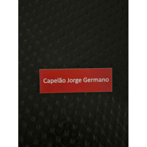 NOME DE PVC (PLÁSTICO) COM ALFINETE PARA CAPELÃO