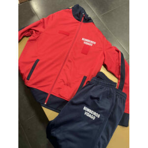 FATO DE TREINO VERMELHO COM CORPORAÇÃO NO CASACO E CALÇAS E C/VELCROS ESTAMPADO