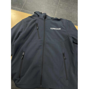 SOFTSHELL COM CAPUCHO BORDADO COM FORMADOR