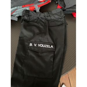 CALÇA PRETA COM CORPORAÇÃO NO BOLSO