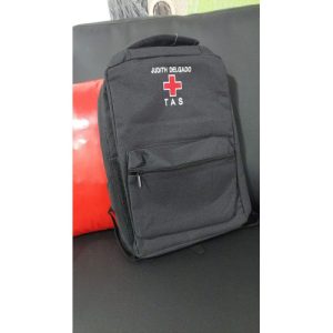 MOCHILA BORDADA COM NOME, CRUZ VERMELHA E TAS