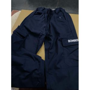 CALÇA AZUL SÓ COM ELÁSTICO NA CINTURA BORDADA COM BOMBEIROS NUMA PALA