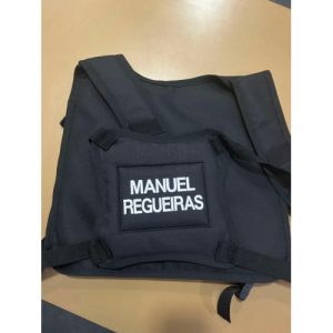 COLETE PORTA-RÁDIOS COM NOME BORDADO NAS COSTAS
