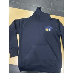 SWEAT COM CAPUCHO ESTAMPADA COM EMBLEMA FRENTE E COSTAS