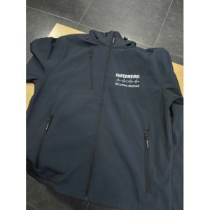 SOFTSHELL C/CAPUCHO ESTAMPADO COM LINHA DA VIDA, ENFERMEIRO E NOME