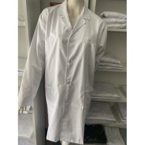 BATA BRANCA DE APERTAR Á FRENTE - MODELO MASCULINO