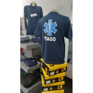 T-SHIRT ESTAMPADA "A TUA VIDA" COM NOME NAS COSTAS