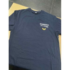 T-SHIRT BORDADA DOS BOMBEIROS COM NOME, GRUPO SANGUÍNEO E A DIVISA ESTAMPADA