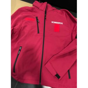 SOFTSHELL DOS BOMBEIROS C/CAPUCHO BORDADO COM CORPORAÇÃO