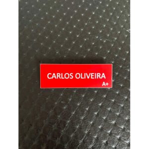 NOME DE PVC (PLÁSTICO) C/ GRUPO SANGUÍNEO C/ ALFINETE - LETRAS MAIÚSCULAS