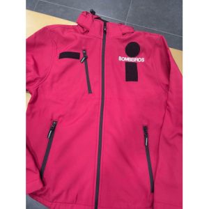 SOFTSHELL DOS BOMBEIROS C/CAPUCHO BORDADO COM CORPORAÇÃO E 3 VELCROS
