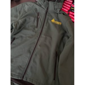 SOFTSHELL PARA SAPADOR FLORESTAL COM CAPUCHO BORDADO A AMARELO