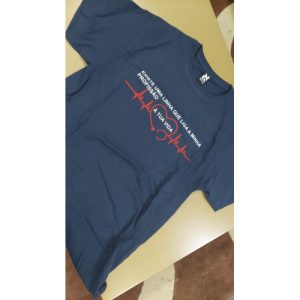 T-SHIRT ESTAMPADA “A TUA VIDA” COM EMBLEMA DA INEM E TAS NAS COSTAS