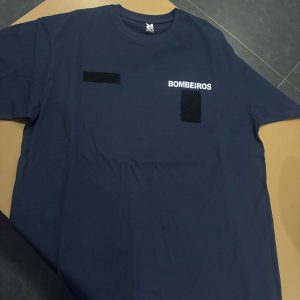 T-SHIRT DOS BOMBEIROS ESTAMPADA COM BOLACHA DECIR 2026 A BRANCO