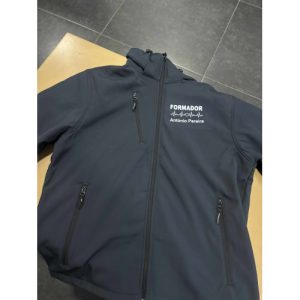 SOFTSHELL C/CAPUCHO ESTAMPADO COM LINHA DA VIDA, FORMADOR E NOME