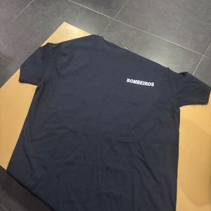 T-SHIRT DOS BOMBEIROS ESTAMPADA COM BOLACHA DECIR 2026 A BRANCO S/VELCROS - EMBLEMA RECORTADO