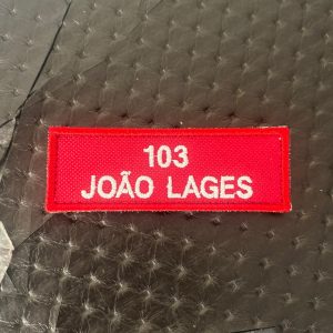 NOME BORDADO DE VELCRO COM NÚMERO EM CIMA